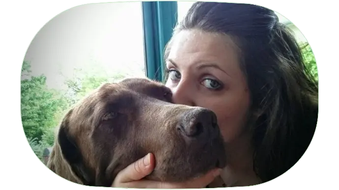 Elise Andrieux éducatrice canin et son chien marron à poils courts
